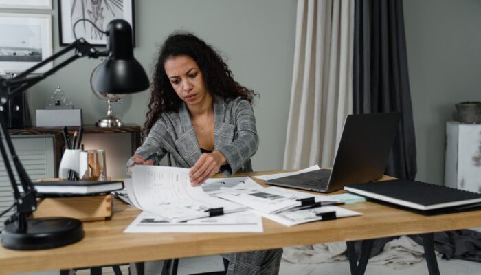 Vrouw achter bureau met papieren