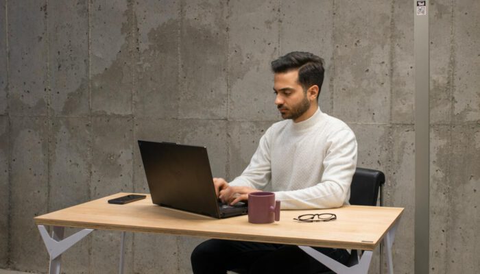 man achter een laptop